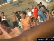 Нудистка дрочит на пляже видео