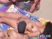 Нудистки мастурбируют мужику на пляже видео