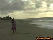 Видео нудистки на пляже